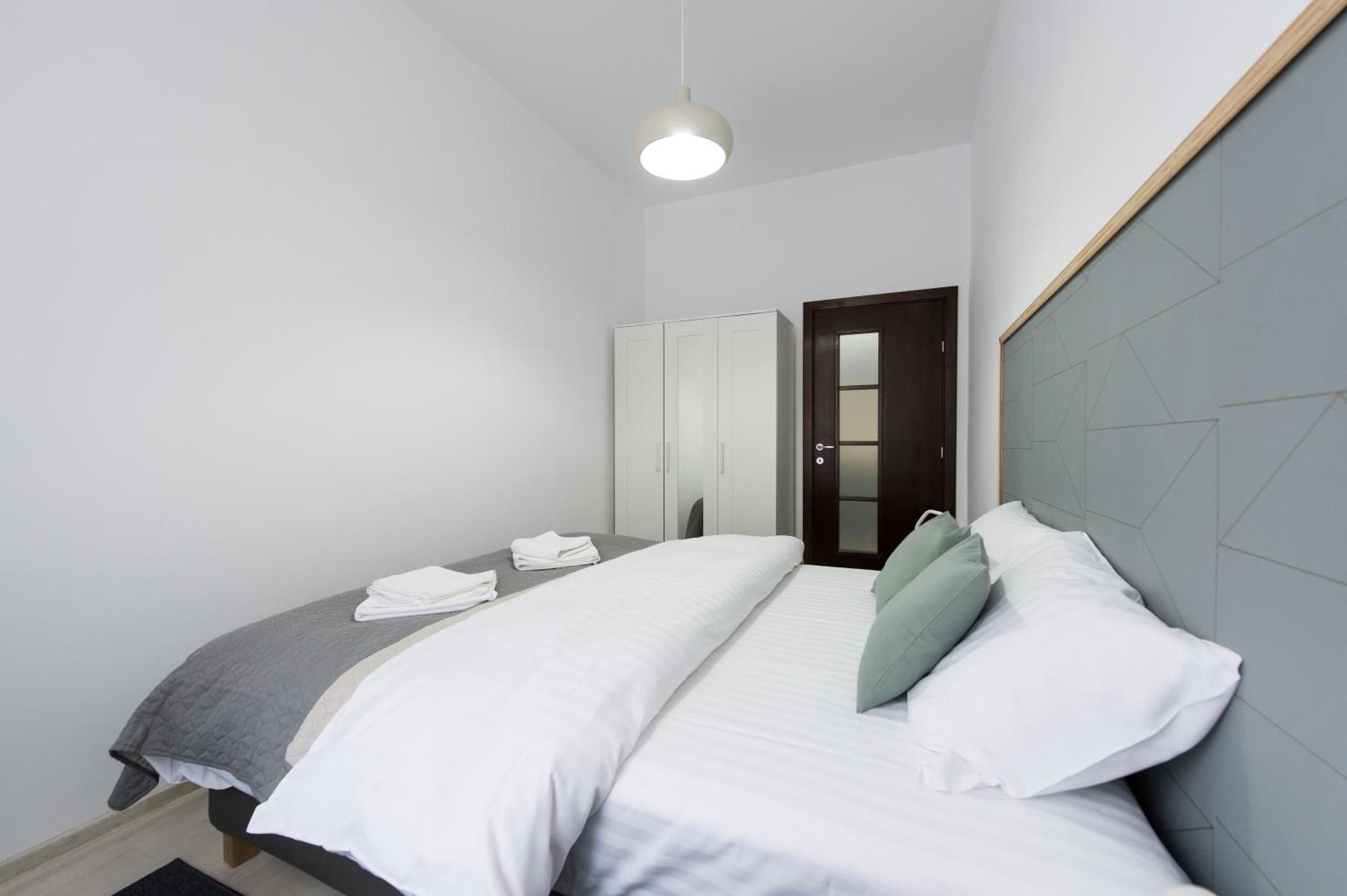 Gorgeous Brasov Flat With Patio And Mountain Views Lägenhet Exteriör bild
