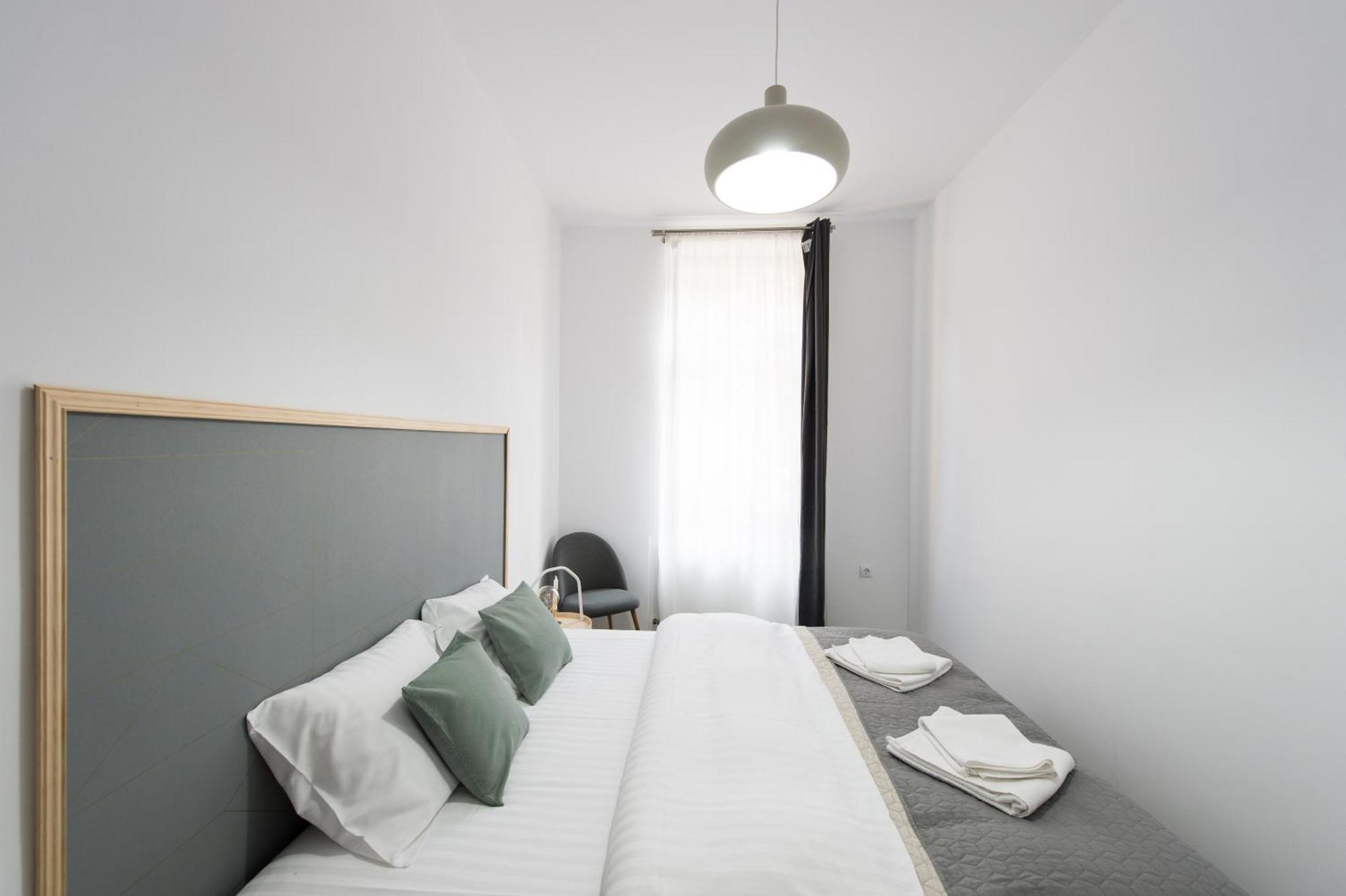 Gorgeous Brasov Flat With Patio And Mountain Views Lägenhet Exteriör bild