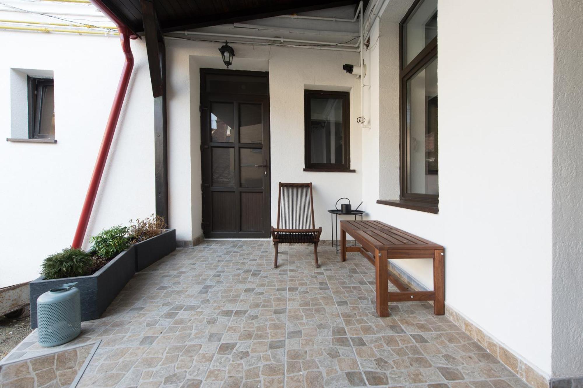 Gorgeous Brasov Flat With Patio And Mountain Views Lägenhet Exteriör bild