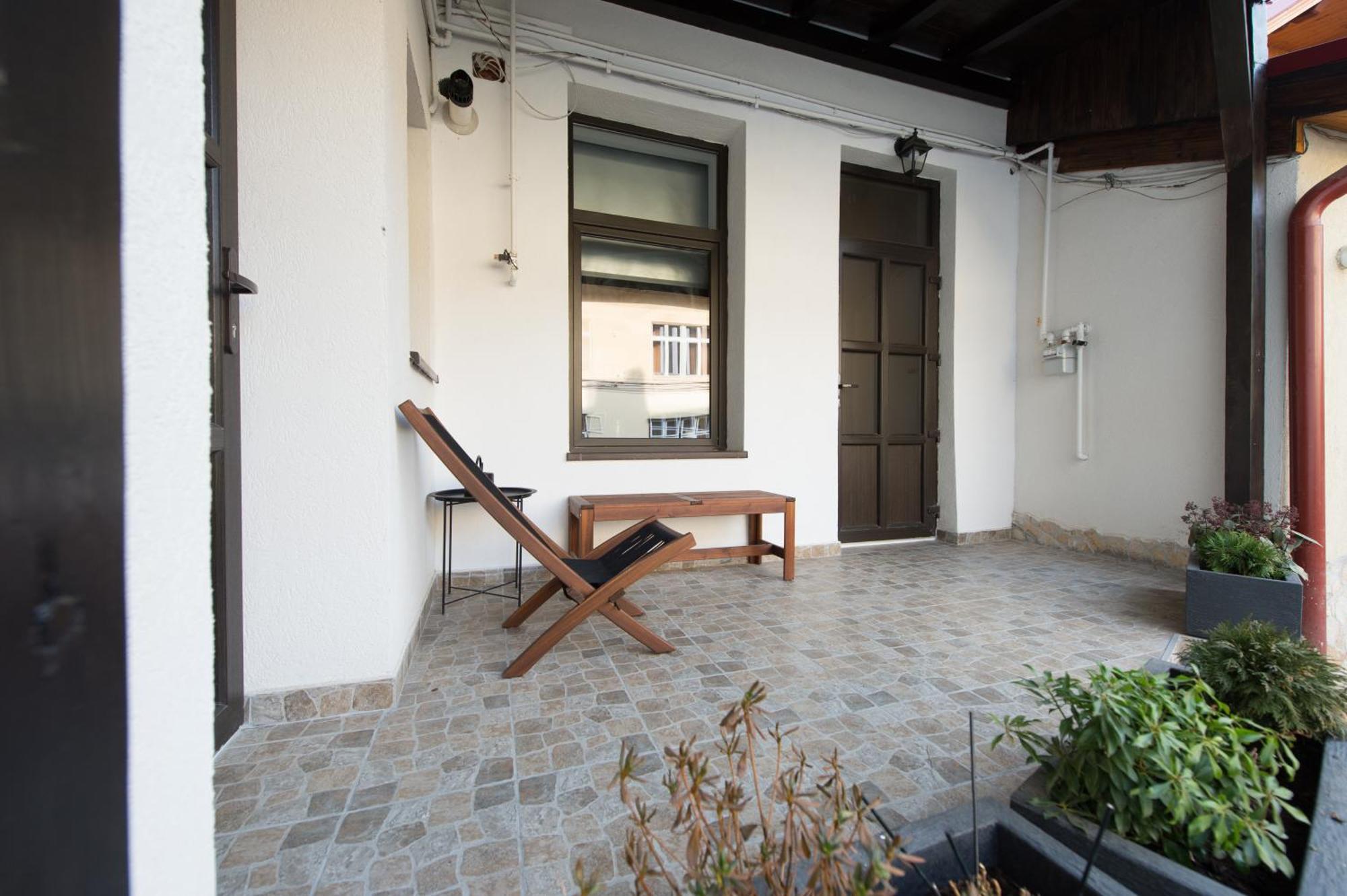 Gorgeous Brasov Flat With Patio And Mountain Views Lägenhet Exteriör bild