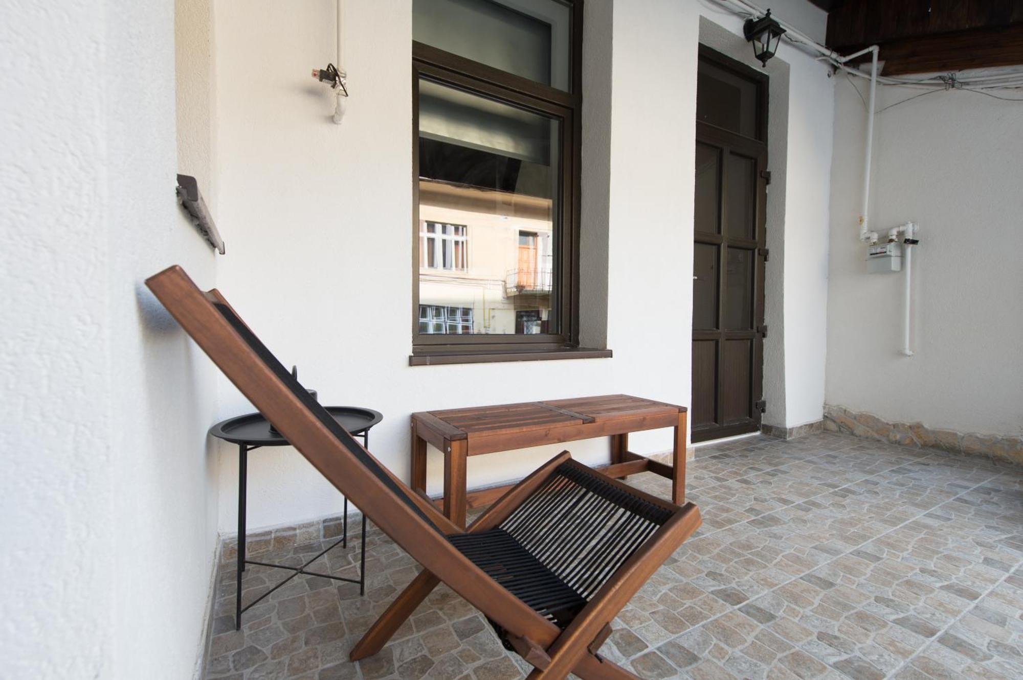 Gorgeous Brasov Flat With Patio And Mountain Views Lägenhet Exteriör bild
